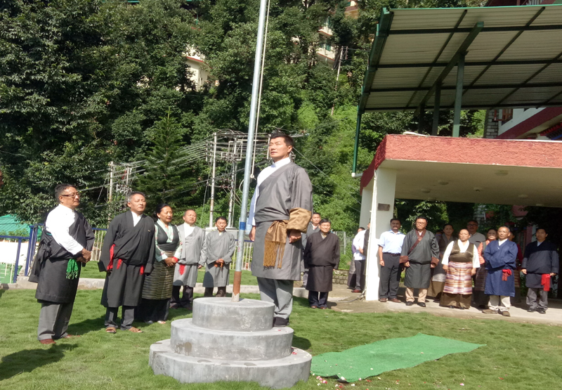 ༢༠༡༩ལོའི་ཟླ་༨་ཚེས་༡༥་ཉིན། སྲིད་སྐྱོང་བློ་བཟང་སེང་གེ་མཆོག་གཙོ་པའི་བཀའ་བློན་རྣམ་པས་རྒྱ་གར་རང་བཙན་ཉིན་མོ་ཐེངས་༧༣་པ་སྲུང་བརྩི་ཞུ་བཞིན་པ།