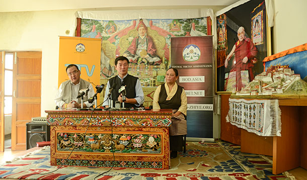 ༢༠༡༨ལོའི་ཟླ༧ཚེས་༣༡ཉིན་སྲིད་སྐྱོང་མཆོག་གིས་བཞུགས་སྒར་དུ་གསར་འགོད་གསལ་བསྒྲགས་གནང་བཞིན་པ། དབྱངས་ཅན་སྒྲོལ་མས་པར་བླངས།