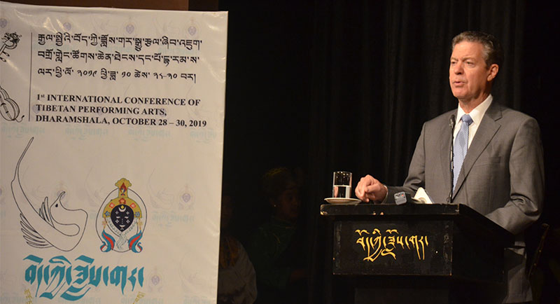 ༢༠༡༩་ལོའི་ཟླ་༡༠་ཚེས་༢༨་ཉིན། རྡ་སའི་བོད་ཀྱི་ཟློས་གར་ཚོགས་ཁང་དུ། སྐུ་མགྲོན་གཙོ་བོ་རྒྱལ་སྤྱིའི་ཆོས་དད་རང་དབང་ལྷན་ཚོགས་ཀྱི་ཚོགས་གཙོ་ས་མུལ་བྷེ་རོན་བྷེག་མཆོག་གིས་གསུང་བཤད་གནང་བཞིན་པ། པར། དབྱངས་ཅན་སྒྲོལ་མ།