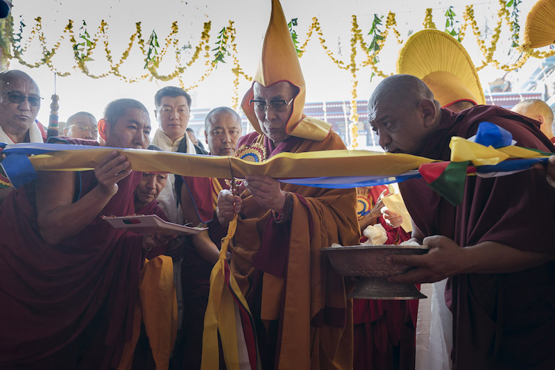 སེར་སྨད་གྲྭ་ཚང་གི་ཆོས་ར་གསར་བ་ལེགས་གྲུབ་ཀྱི་མཛད་སྒོར་དབུ་བཞུགས་མཛད་པ། 
