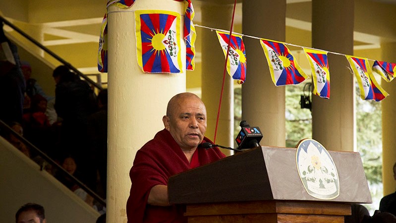 ༧གོང་ས་མཆོག་གིས་ཞི་བདེ་གཟེངས་རྟགས་བཞེས་ཏེ་ལོ་ ༢༨ འཁོར་བའི་ཉིན་མོ་གཞུང་འབྲེལ་སྲུང་བརྩི་སྐབས་སུ་དཔལ་ལྡན་བོད་མི་མང་སྤྱི་འཐུས་ཚོགས་གཞོན་ཨ་ཅཱརྱ་ཡེ་ཤེས་ཕུན་ཚོགས་མཆོག་གིས་བོད་མི་མང་སྤྱི་འཐུས་ལྷན་ཚོགས་ཀྱི་གསུང་བཤད་སྒྲོགས་སྦྱང་གནང་བཞིན་པ། པར་བ་ཆོས་ཉིད།