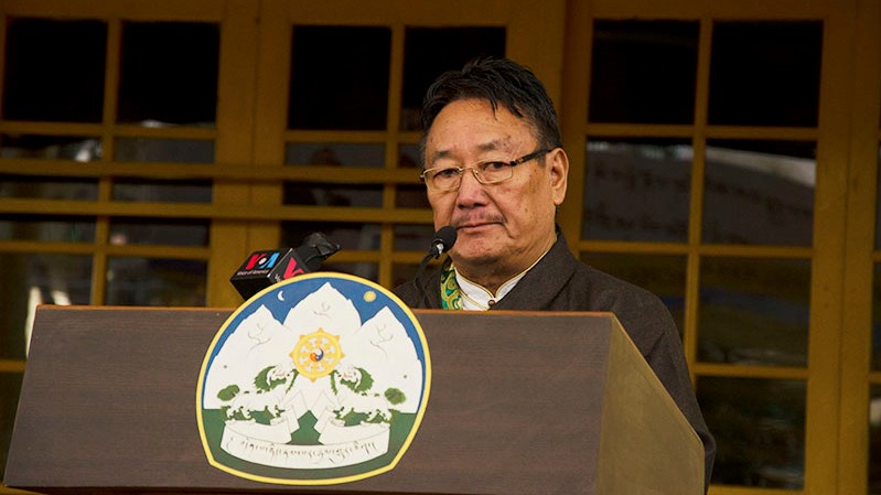 ༧གོང་ས་མཆོག་གིས་ཞི་བདེ་གཟེངས་རྟགས་བཞེས་ཏེ་ལོ་ ༢༨ འཁོར་བའི་ཉིན་མོ་གཞུང་འབྲེལ་སྲུང་བརྩི་སྐབས་སུ་སྲིད་ཚབ་ནང་སྲིད་བཀའ་བློན་འཁོར་ལྷ་ཚང་བསོད་ནམས་སྟོབས་རྒྱལ་མཆོག་གིས་བཀའ་ཤག་གི་གསུང་བཤད་སྒྲོངས་སྦྱང་གནང་བཞིན་པ། པར་བ་ཆོས་ཉིད།