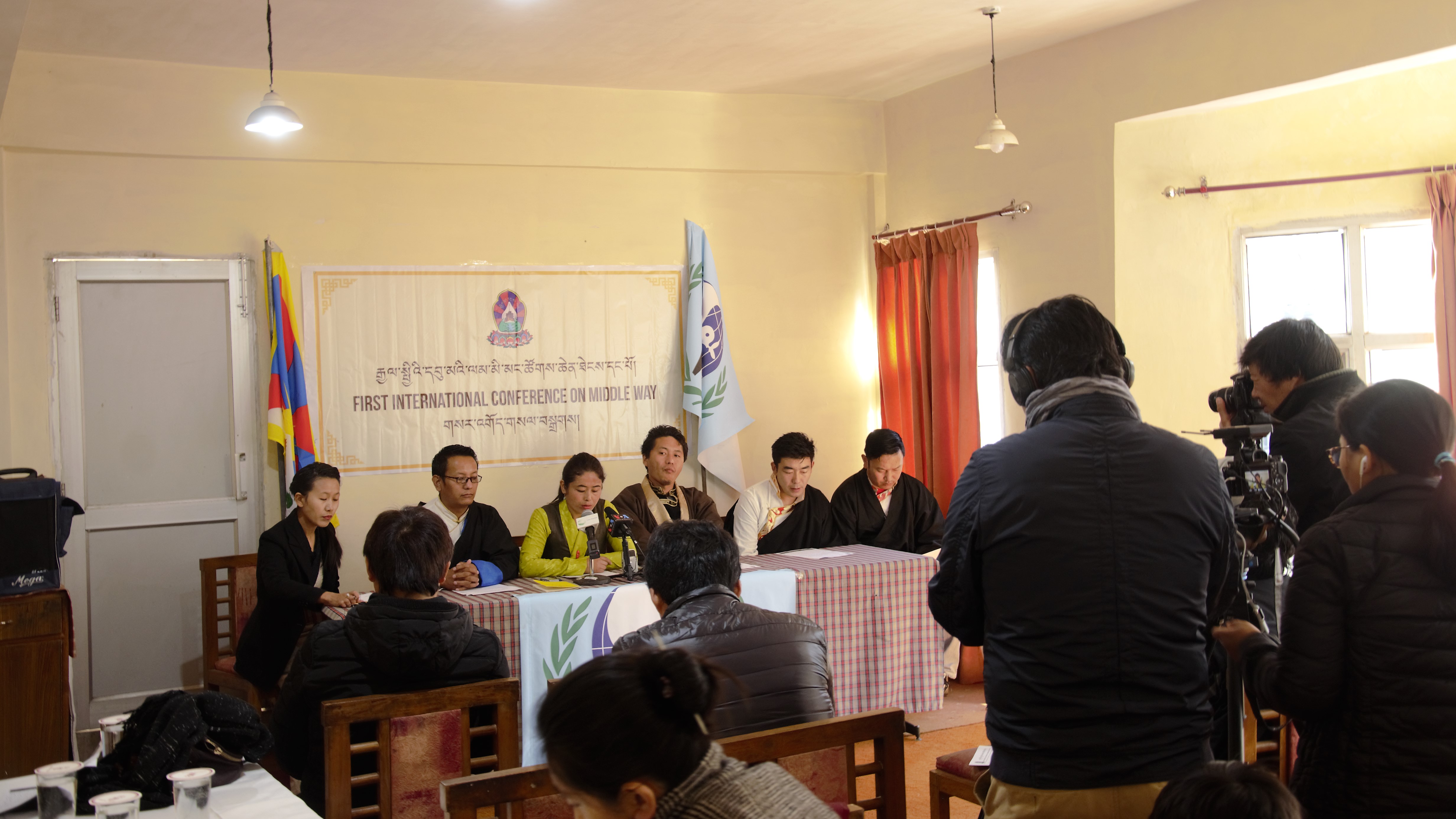 རྒྱལ་སྤྱིའི་དབུ་མའི་ལམ་དབུས་ཚོགས་ཆུང་གི་གོ་སྒྲིག་འོག་དབུ་མའི་ལམ་མི་མང་ཚོགས་ཆེན་ཐེངས་དང་པོ་སྐོང་བ་གཏན་འཁེལ་བའི་བསྒྲགས་གཏམ་བོད་རྒྱ་དབྱིན་གསུམ་སྒང་སྒྲོག་སྦྱངས་གནང་མཁན་དག