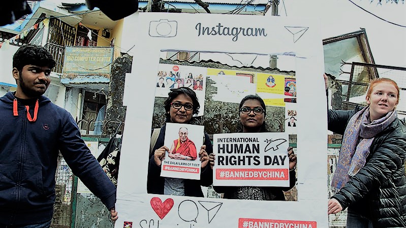 རང་དབང་ལྡན་པའི་ཡུལ་ལུང་འདྲ་མིན་གྱི་མི་སྣ་ཡིས་༧གོང་ས་མཆོག་གི་སྐུ་པར་དང་འགྲོ་བ་མིའི་ཐོབ་ཐང་མཚོན་པའི་འཕྲེད་བྱང་སོགས་འཕྱངས་ཏེ་པར་སྒྲོམ་ནང་དུ་པར་སྒྲོན་པའི་ལས་འགུལ་སྤེལ་གྱིན་པ། པར་བ་ཆོས་ཉིད།