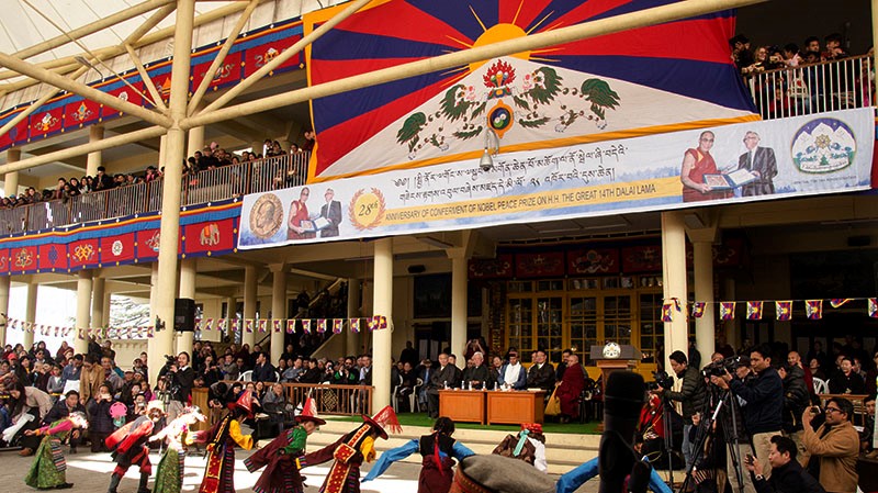 སྤྱི་ནོར་༧གོང་ས་སྐྱབས་མགོན་༧རྒྱལ་དབང་ཐམས་ཅད་མཁྱེན་པ་སྐུ་ཕྲེང་བཅུ་བཞི་པ་ཆེན་པོ་མཆོག་ལ་འཛམ་གླིང་དུ་ཆེས་སྙན་གྲགས་ཆེ་བའི་ནོ་སྦེལ་ཞི་བདེའི་གཟེངས་རྟགས་འབུལ་ལམ་ཞུས་ནས་ལོ་ངོ་ཧྲིལ་པོ་ ༢༨ འཁོར་བའི་དུས་དྲན་མཛད་སྒོ་དེ་ནི། བཞུགས་སྒར་ངྷ་ས་ཐེག་ཆེན་ཆོས་གླིང་གཙུག་ལག་ཁང་གི་གསུང་ཆོས་རྭ་བར་གཞུང་འབྲེལ་སྲུང་བརྩི་ཞུས་བའི་རྣམ་པ། པར་བ་ཆོས་ཉིད།