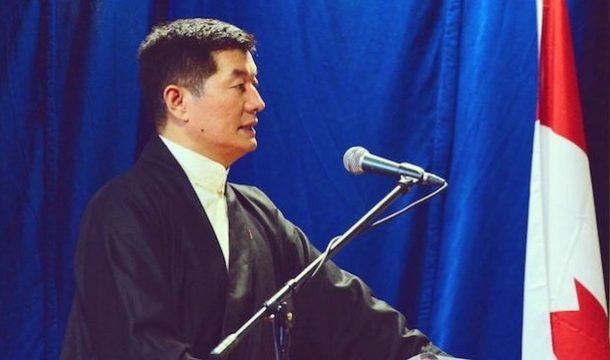 དཔལ་ལྡན་སྲིད་སྐྱོང་བློ་བཟང་སེངྒེ་མཆོག་གིས་ཁེ་ན་ཌའི་གྲོང་ཁྱེར་ཊོ་རོན་ཊོར་བོད་མི་རྣམས་ལ་གསུང་བཤད་གནང་བཞིན་པ། པར་དབང་དབུས་བོད་མིའི་སྒྲིག་འཛུགས་ལ་ཡོད།