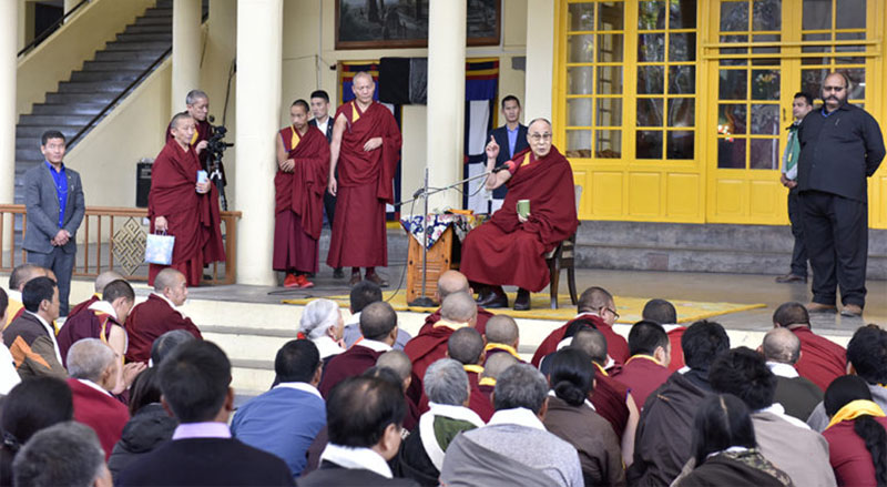 བཞུགས་སྒར་ཐེག་ཆེན་ཆོས་གླེང་གཙུག་ལག་ཁང་དུ་ྋགོང་ས་མཆོག་གིས་དད་ལྡན་མང་ཚོགས་ཁག་ལ་བཀའ་སློབ་སྩལ་བཞིན་པ། པར་དབང་དབུས་བོད་མིའི་སྒྲིག་འཛུགས།