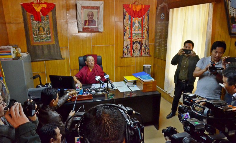 དབུས་བོད་མིའི་སྒྲིག་འཛུགས་ཀྱི་སྲིད་ཚབ་ཆོས་རིག་བཀའ་བློན་གཡུ་ཐོག་ཀརྨ་དགེ་ལེགས་མཆོག་གིས་བཀའ་ཤག་གིས་བྱང་ཨ་རིའི་སྐུ་ཚབ་དོན་གཅོད་འཕོ་འགྱུར་ཐད་གསར་འགོད་གསལ་བསྒྲགས་གནང་བཞིན་པ། པར་པ་ཡེ་ཤེས་ཆོས་བཟང༌།