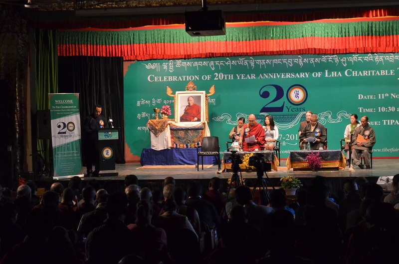ལྷ་སྤྱི་ཚོགས་ཞབས་ཞུ་ཚོགས་པའི་འགན་འཛིན་ངག་དབང་རྒྱལ་ལགས་ནས་གསུང་བཤད་གནང་བཞིན་པ། པར་པ་རྒྱལ་སྤྱིའི་བོད་ཀྱི་ཆ་འཕྲིན་གྱི་གསར་འགོད་པ་ཡེ་ཤེས་ཆོས་བཟང༌།