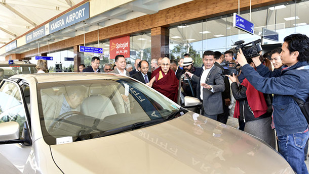 ༧གོང་ས་མཆོག་བཞུགས་སྒར་གནམ་ཐང་དུ་ཞབས་སོར་འཁོད་གནང་མཛད་བཞིན་པ། པར་དབང་དབུས་བོད་མིའི་སྒྲིག་འཛུགས་ལ་ཡོད།