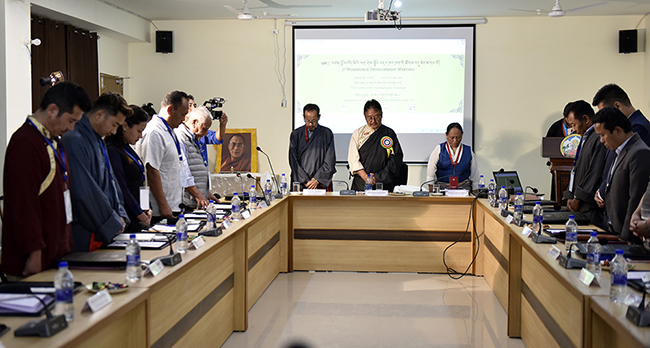 ན་གཞོན་རོགས་སྐྱོར་ཚན་པས་ཚོགས་འདུ་འཚོགས་བཞིན་པ།