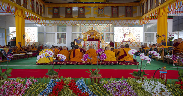 ༢༠༡༨ལོའི་ཟླ༡༢ཚེས་༢༤ཉིན། སྤྱི་ནོར་༸གོང་ས་༸སྐྱབས་མགོན་ཆེན་པོ་མཆོག་གིས་རྒྱ་གར་རྡོ་རྗེ་གདན་དུས་འཁོར་དབང་ཆེན་གྱི་གསུང་ཆོས་ར་བའི་ནང་བཀའ་ཁྲིད་གནང་བཞིན་པ། པར། རྒྱལ་བ་རིན་པོ་ཆེ་དྲ་རྒྱ།