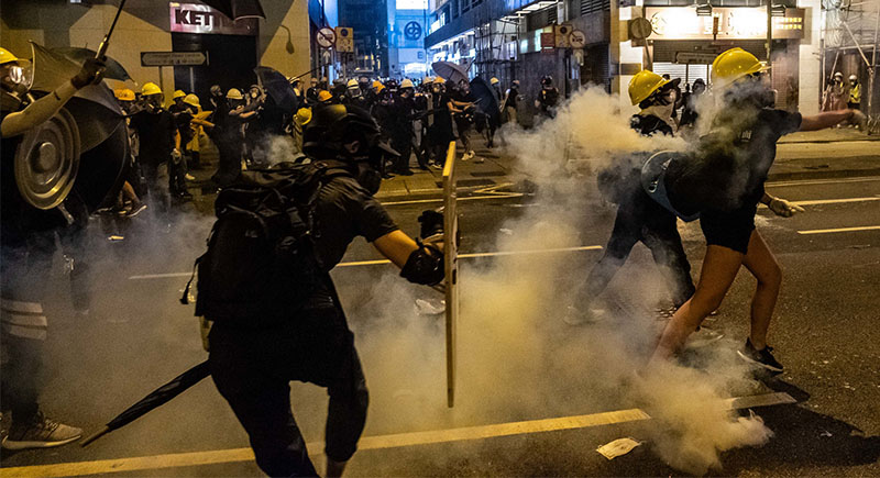 ༢༠༡༩ལོའི་ཟླ་༧་ཚེས་༢༡་ཉིན། ཧོང་ཀོང་གི་ཉེན་རྟོག་པས་མི་མང་ངོ་རྒོལ་བ་ཚོར་མིག་ཆུ་དུག་རླུངས་གཏོར་བཞིན་པ། པར། དྲ་ལམ།