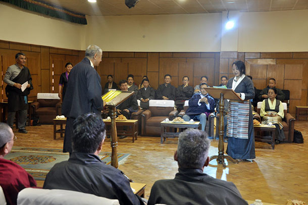 བདམས་ཐོན་ཤེས་རིག་བཀའ་བློན་པདྨ་དབྱངས་ཅན་མཆོག་གིས་ལས་ཁུར་དམ་འབུལ་ཞུས་བ།