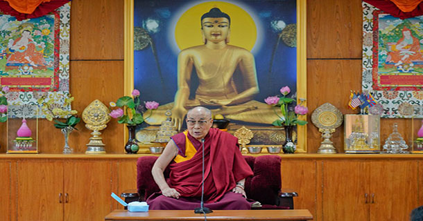 ༧གོང་ས་མཆོག་གིས་ཚོགས་བཅར་བ་རྣམས་ལ་བཀའ་སློབ་གནང་བཞིན་པ།