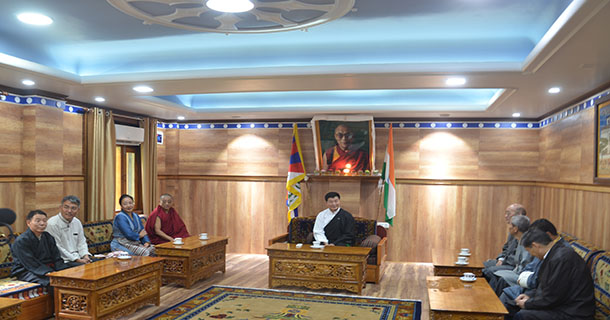 སྲིད་སྐྱོང་མཆོག་དང་བཀའ་བློ་རྣམ་པས་གསོལ་ཇ་མཆོད་བཞིན་པ།