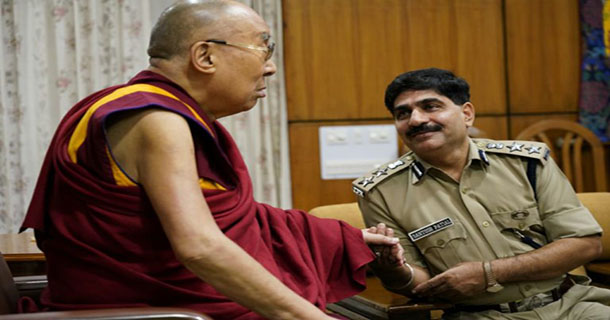 སྤྱིའི་ནོར་༧གོང་ས་ཆེན་པོ་མཆོག་དང་ཀངྒར་རྫོང་དཔོན་ལས་ཁུངས་ཀྱི་སྤྱི་ཁྱབ་ཉེན་རྟོག་པ་རྣམ་གཉིས་མཇལ་འཕྲད་སྐབས། པར། བོད་གཞུང་དྲ་རྒྱ།