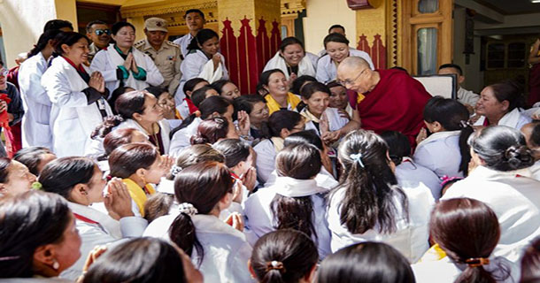 ༢༠༡༨ལོའི་ཟླ༨ཚེས༡ཉིན། ༧གོང་ས་མཆོག་ལ་དྭགས་ཞི་བའི་ཚལ་ཕོ་བྲང་དུ་ལ་དྭགས་གླེ་བསོད་ནམས་ནོར་བུ་དྲན་རྟེན་སྨན་ཁང་དུ་།