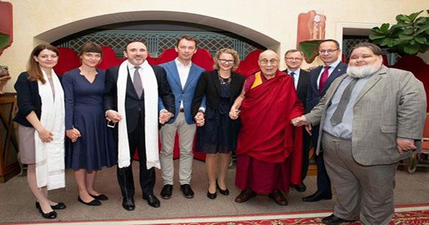 ༢༠༡༨ལོའི་ཟླ་༦ཚེས་༡༤ཉིན་༧གོང་ས་མཆོག་དང་་ལེ་ཐུ་ཎེ་ཡའི་གྲོས་ཚོགས་འཐུས་མི་མཇལ་འཕྲད་གནང་སྐབས། པར། Aušrinė Armonaitė
