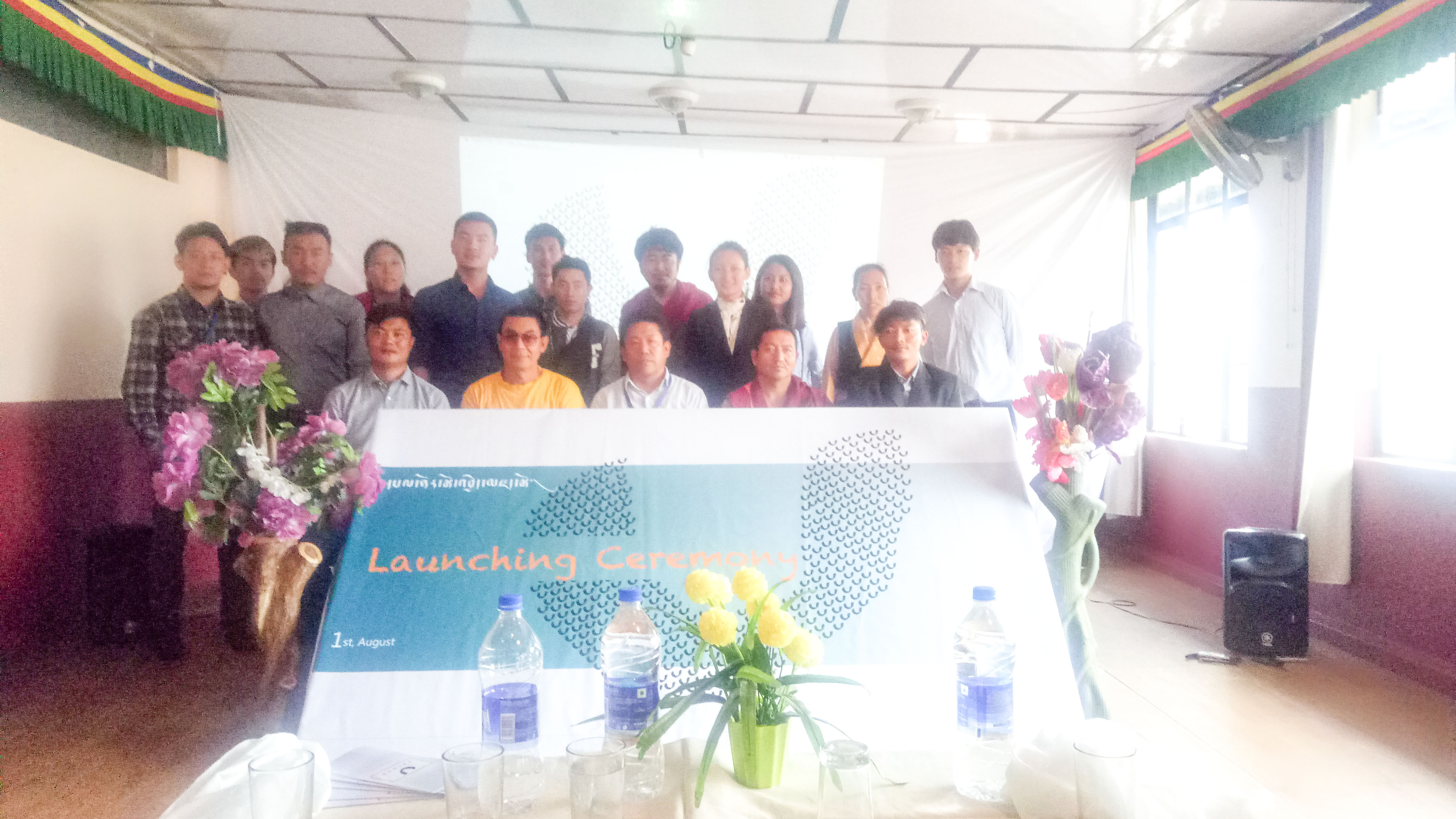 ༢༠༡༨ལོའི་ཟླ་༨ཚེས་༡ཉིན་བཞུགས་སྒར་དུ་བོད་ཀྱི་དཔལ་ནོར་ཚོང་གཉེར་ཁང་གི་སྐུ་མགྲོན་དང་ཚོགས་མི་བཅས། དབྱངས་ཅན་སྒྲོལ་མས་པར་བླངས།