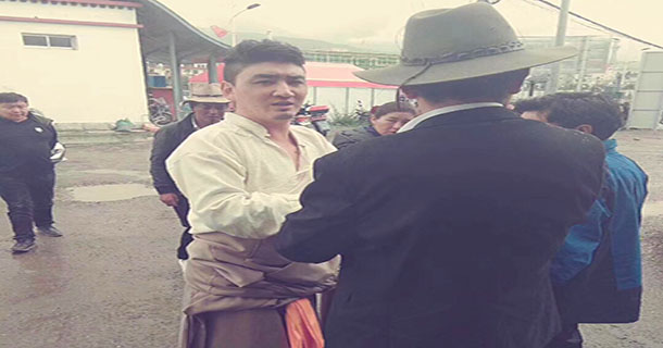 བོད་གླུ་བ་གྲགས་ཅན་མགོན་པོ་བསྟན་འཛིན་ལགས་ཕེབས་བསུ་ཞུ་བཞིན་པ།