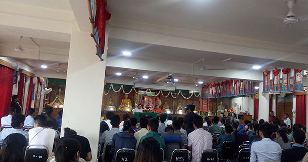 ༢༠༡༨ལོའི་ཟླ༨་ཚེས་༣་ཉིན་བཞུགས་སྒར་དུ་བོད་སྨན་རྕིས་ཁང་གི་འགན་འཛིན་མཆོག་གིས་གསར་འགོད་གསལ་བསྒྲགས་གནང་བཞིན་པ། 