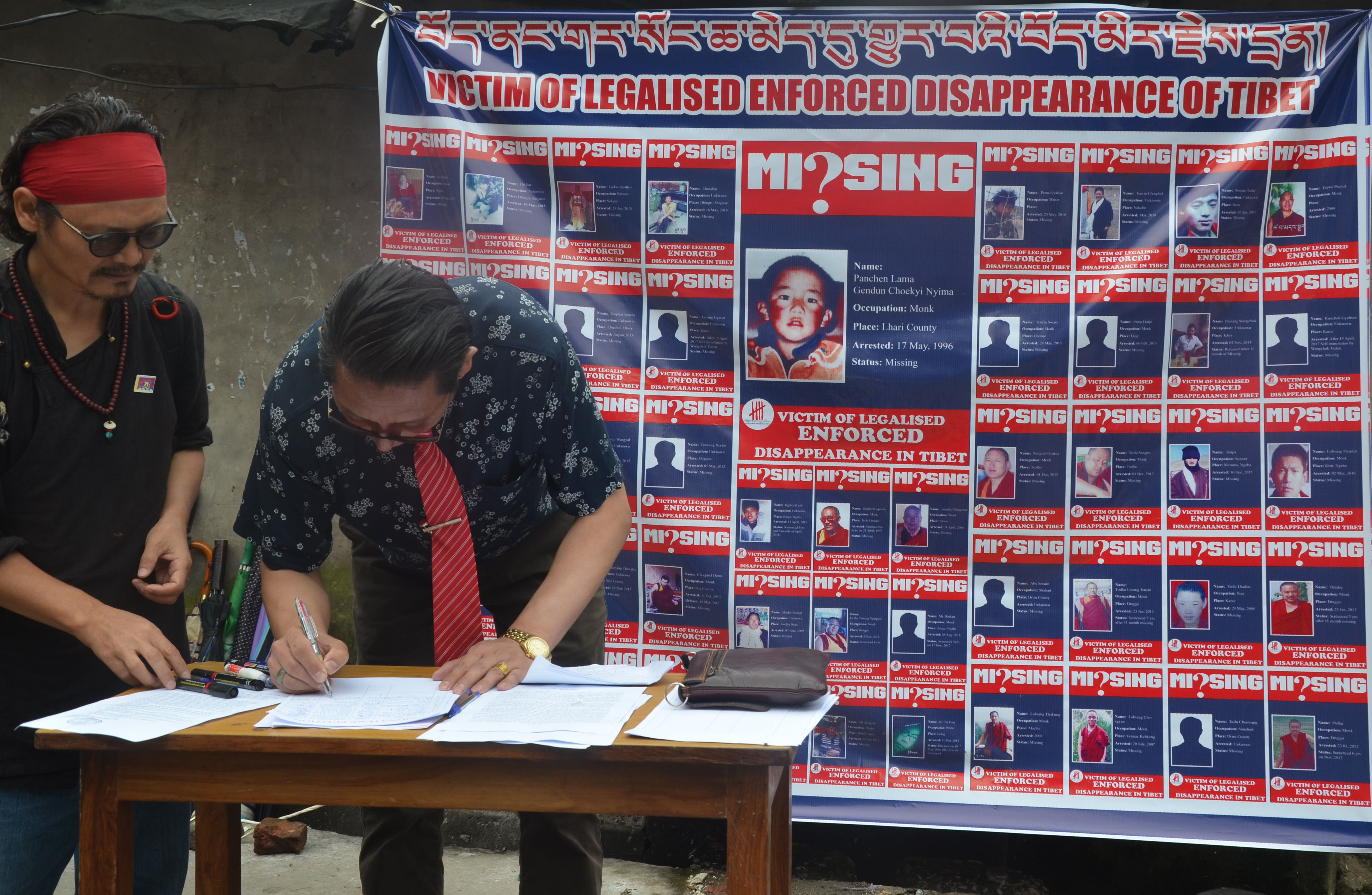 ༢༠༡༨ལོའི་ཟླ་༨ཚེས་༣༠ཉིན། རྡ་སར་རྒྱལ་སྤྱིའི་གར་སོང་ཆ་མེད་དུ་གྱུར་བའི་སྐྱེ་བོའི་ཉིན་མོར་སྲུང་བརྩི་ཞུ་བཞིན་པ།