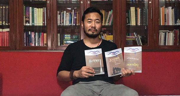 རྩོམ་པ་པོ་རྡོ་རྗེ་ཚེ་རིང་ལགས་དང༌ཁོང་གིས་བརྩམས་པའི་དེབ་གསར་གསུམ།