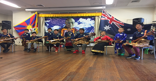 ཨོ་གླིང་གནས་མཁར་གསར་ནས་ཞི་བདེ་གཟེངས་རྟགས་ཉིན་མོ་སྲུང་བརྩི།