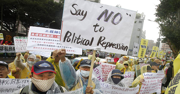 ༢༠༡༨ལོའི་ཟླ་༡༢་ཚེས་༢༧ཉིན། ཐེ་ཝན་ནང་དུ་མི་སྟོང་ཕྲུག་འགས་དཔྱད་ཁྲལ་སྤར་བར་ངོ་རྒོལ་བྱས་འདུག