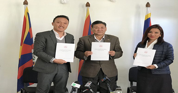 ༢༠༡༨ལོའི་ཟླ་༡༢ཚེས་༣༡ཉིན། བོད་མིའི་སྒྲིག་འཛུགས་ཕྱི་དྲིལ་ལས་ཁུངས་ནས་རྒྱ་ནག་གཞུང་གིས་བོད་ཀྱི་ཁོར་ཡུག་ཐོག་རྒྱབ་ཤ་དཀར་པོའི་ཡིག་ཆ་ཞིག་བཏོན་ཡོད་པ་དེར་ལན་འདེབས་ཀྱི་དབྱིན་དེབ་དབུ་འབྱེད་གནང་བཞིན་པ།