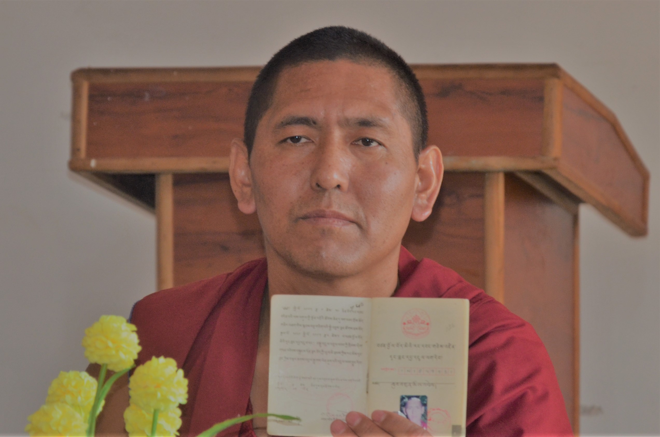སེ་ར་གྲྭ་བ་ཞིག་གིས་སྲིད་དབང་སྒེར་གཅོད་ལ་ངོ་རྒོལ་ཡོད་པའི་གསར་འགོད་གསལ་བསྒྲགས་བྱེད་བཞིན་པ།