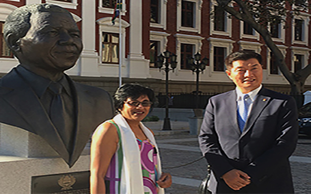 དཔལ་ལྡན་སྲིད་སྐྱོང་མཆོག་དང་ལྷོ་ཨ་ཕི་རི་ཀའི་བོད་དོན་རྒྱབ་སྐྱོར་བ་ལྕམ་སྐུ་སཎ་ཌི་ཀལ་ཡཎ་Sandy Kalyanམཆོག