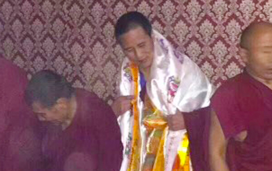 རྩོམ་པ་པོ་འགར་རྩེ་འཇིགས་མེད་ལགས་ནི། རྨ་ལྷོ་རྩེ་ཁོག་རྫོང་དགོན་ཤུལ་སྒར་བ་ནས་སྐྱེས་ཏེ་ཆུང་དུས་ནས་འགར་རྩེ་དགོན་པའི་ཆོས་སྒོར་ཞུགས། 