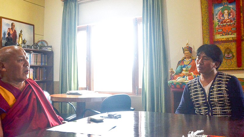 བོད་ཀྱི་དཔེ་མཛོད་ཁང་གི་འགན་འཛིན་དགེ་བཤེས་ལྷག་རྡོར་དང་བཅར་འདྲི་བྱེད་མཁན་ཟླ་བ་ཕུར་བུ། 