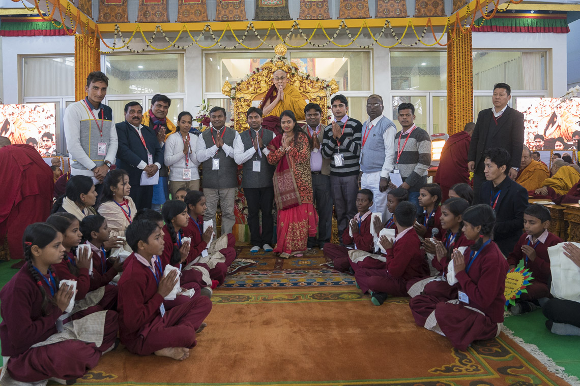 ༧སྤྱི་ནོར་༧གོང་ས་༧སྐྱབས་མགོན་ཆེན་པོ་མཆོག་གིས་བཀའ་ཆོས་གནང་སྐབས། པར་རྒྱལ་བ་རིན་པོ་ཆེ་དྲ་བར་བླངས།
