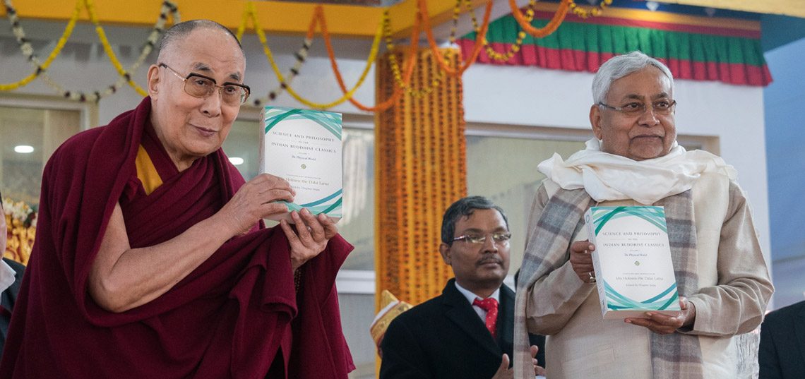 སྤྱི་ནོར་༸གོང་ས་༸སྐྱབས་མགོན་ཆེན་པོ་མཆོག་དང་་བི་ཧར་མངའ་སྡེའི་བློན་ཆེན་སྐུ་ཞབས་ནི་ཏི་ཀུ་མར་མཆོག་རྣམ་གཉིས་ཀྱིས་ནང་པའི་ཚན་རིག་དང་ལྟ་གྲུབ་ཀུན་བཏུས་ཀྱི་པོད་ཕྲེང་ལས་ཕྱི་གཟུགས་ཅན་སྐོར་གྱི་ཨིན་འགྱུར་པོད་ཕྲེང་དང་པོ་དབུ་འབྱེད་གནང་པ། པར་རྒྱལ་བ་རིན་པོ་དྲ་རྒྱར་བླངས།