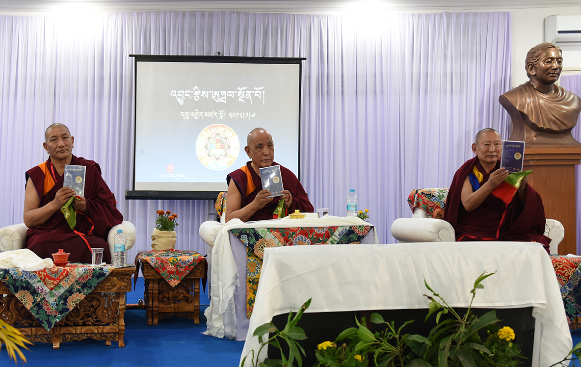 དེ་ཡང་མཛད་སྒོའི་སྐབས་སུ་གནས་མཆོག་རྡོ་རྗེ་གདན་དུ་ཕྱི་དྲོ་ཆུ་ཚོད་བཞི་བའི་ཐོག་སྐུ་མགྲོན་གཙོ་བོ་༧འཇམ་མགོན་རྒྱལ་བའི་རྒྱལ་ཚབ་༧དགའ་ལྡན་ཁྲི་རིན་པོ་ཆེ་མཆོག་དང་། ༧སྐྱབས་རྗེ་ཀཿཐོག་དགེ་རྩེ་རིན་པོ་ཆེ་མཆོག བཀའ་ཟུར་༧སྐྱབས་མགོན་ཀིརྟི་རིན་པོ་ཆེ་མཆོག། 