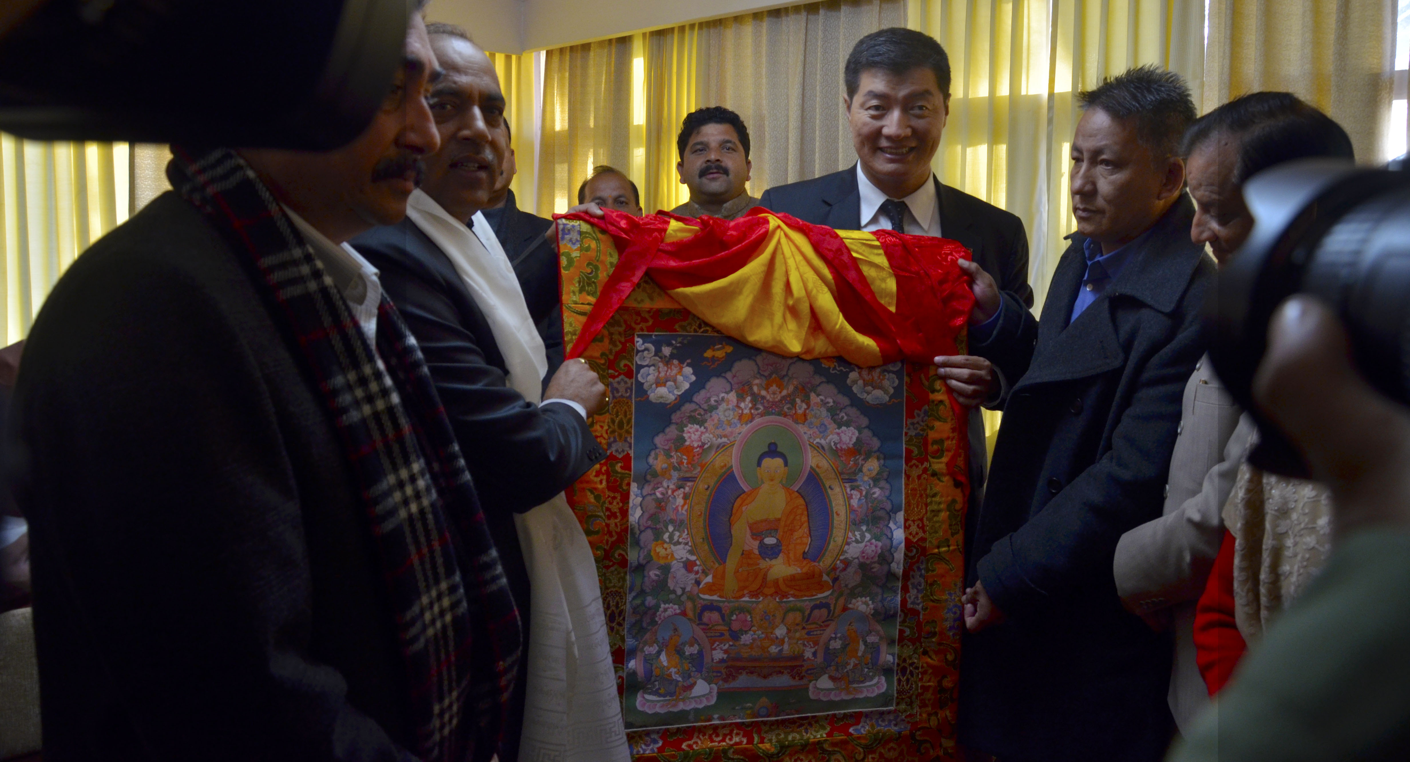 དཔལ་ལྡན་སྲིད་སྐྱོང་མཆོག་དང་རྒྱ་གར་ཧི་མ་ཅལ་མངའ་སྡེ་ཡི་སྤྱི་ཁྱབ་བློན་ཆེན་གསར་བར་ཇའི་རམ་ཐོའི་ཁོར(Jai Ram Thakur) དང་བློན་ཆེན་གཞན་དག པར་བ་ཆོས་ཉིད།