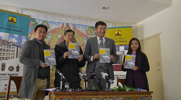 དཔལ་ལྡན་སྲིད་སྐྱོང་མཆོག་དང་ཕྱི་འབྲེལ་དྲུང་ཆེ་དྭགས་པོ་བསོད་ནམས་ནོར་བུ། དྲུང་ཆེ་ཚད་མཉམ་བསྟན་འཛིན་ཟླ་སྒྲོན། འགྲེམས་སྟོན་ཚན་པའི་འགན་འཛིན་བཀྲ་ཤིས་ཕུན་ཚོགས་བཅས་ཀྱིས་བོད་ཀྱི་འགྲེམས་སྟོན་ཁང་གསར་བའི་ལས་འཆར་དེབ་དབུ་འབྱེད་སྐབས། པར་བ་ཆོས་ཉིད།