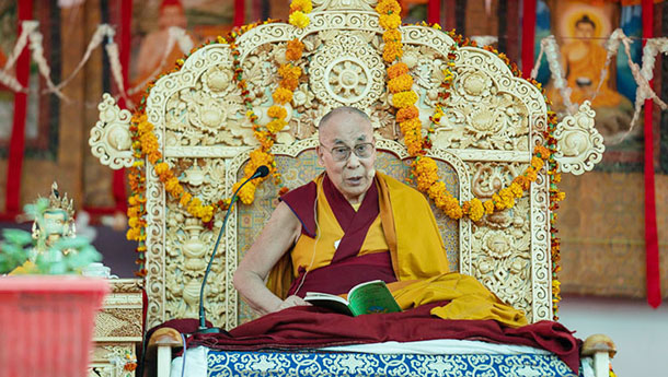 ༢༠༡༨ལོའི་ཟླ་༧ཚེས་༡༦ཉིན་ྋགོང་ས་མཆོག་གིས་ལ་དྭགས་ལྡུམ་ར་བསམ་གཏན་གླིང་དགོན་པར་བཀའ་ཆོས་གནང་བཞིན་པ། པར་དབང་དཔལ་ལྡན་དགའ་ལྡན་ཕོ་བྲང༌།