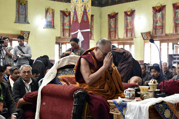 ླྭལ་དྭགས་སེར་སྐྱ་མི་མང་ལ་གསུང་ཆོས་གནང་བཞིན་པ།