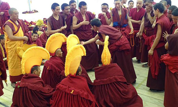 འདི་ལོའི་ཀིརྟིའི་གདན་ས་གོང་འོག་གི་ཕར་ཕྱིན་དབྱར་ཆོས་ཆེན་མོའི་སྐབས་སུ་ནང་དོན་རིག་པའི་རྩོད་གླེང་གནང་བཞིན་པ། པར་རྒྱལ་སྤྱིའི་བོད་ཀྱི་ཆ་འཕྲིན།