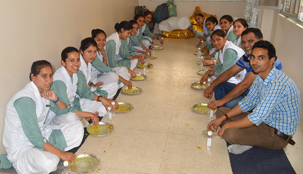 ཉིན་གུང་ཞལ་ལག་འབུལ་ལམ་ཞུ་བཞིན་པ།