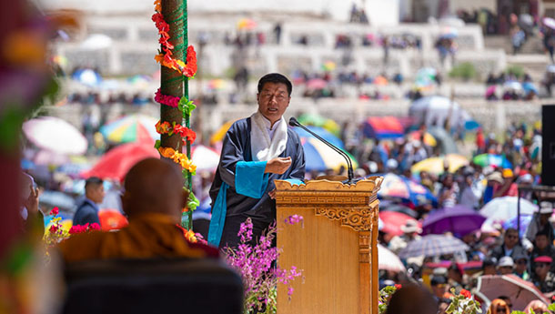 སྲིད་སྐྱོང་བློ་བཟང་སེངྒེ་མཆོག་གིས་ྋགོང་ས་ྋསྐྱབས་མགོན་ཆེན་པོ་མཆོག་གི་འཁྲུངས་སྐར་ཉིན་ལ་དྭགས་སུ་བཀའ་ཤག་གི་གཏམ་བཤད་གནང་བཞིན་པ། སྐུའི་པར་པ་བསྟན་འཛིན་ཆོས་འབྱོར།