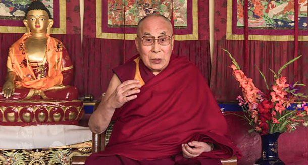 ༢༠༡༨ལོ་ཟླ་༧ཚེས་༢༤ཉིན་ལ་དྭགས་ཟངས་དཀར་ནས་ྋགོང་ས་མཆོག་གིས་རྒྱལ་སྤྱིའི་ཆོས་དད་རང་དབང་གི་ཚོགས་ཆེན་ལ་བཀའ་སློབ་གནང་བཞིན་པ། ཡུའུ་ཊུབ་ནས་འདྲ་པར་བླངས།