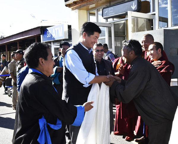 སྲིད་སྐྱོང་ལ་དྭགས་སུ་བསྐྱོད་པ།