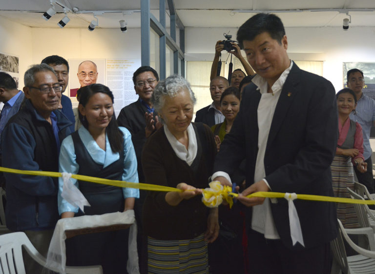 སྲིད་སྐྱོང་གིས་དཔེ་དེབ་དབུ་འབྱེད་གནང་བཞིན་པ།