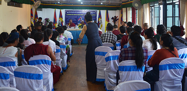 གླིང་ཚ་རྡོ་རྗེ་གླེང་བ་ཞེས་པའི་ཚོགས་འདུའི་སྐབས།