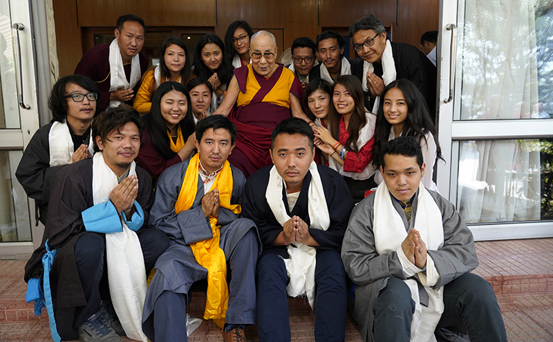 ྨམཇལ་ཁ་སྩོལ་བཞིན་པ།